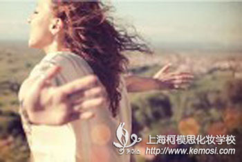 我想學化妝，成為一名影視化妝師，該學什么課程呢？
